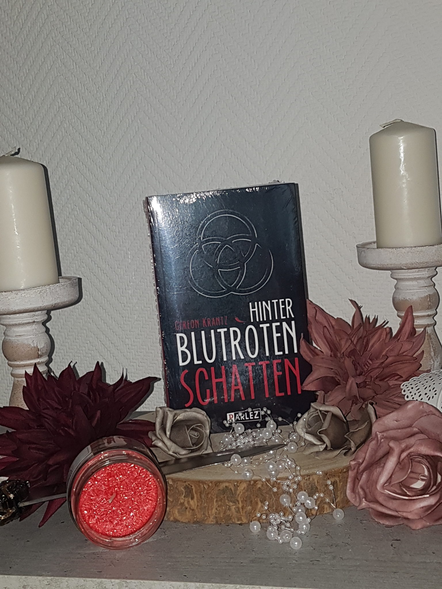 Spannend und mit schwarzem Humor Hinter blutroten Schatten von Gereon Crantz